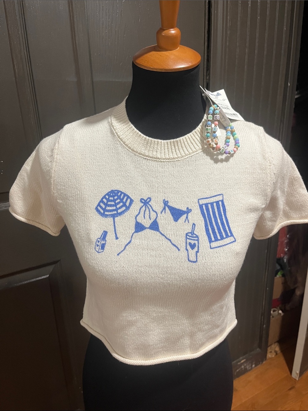 Cream Short-Sleeve Cropped Knit Top with Blue Beach Motif